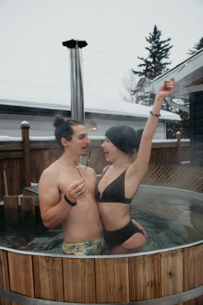 outdoor elopement ideas - hot tubbing