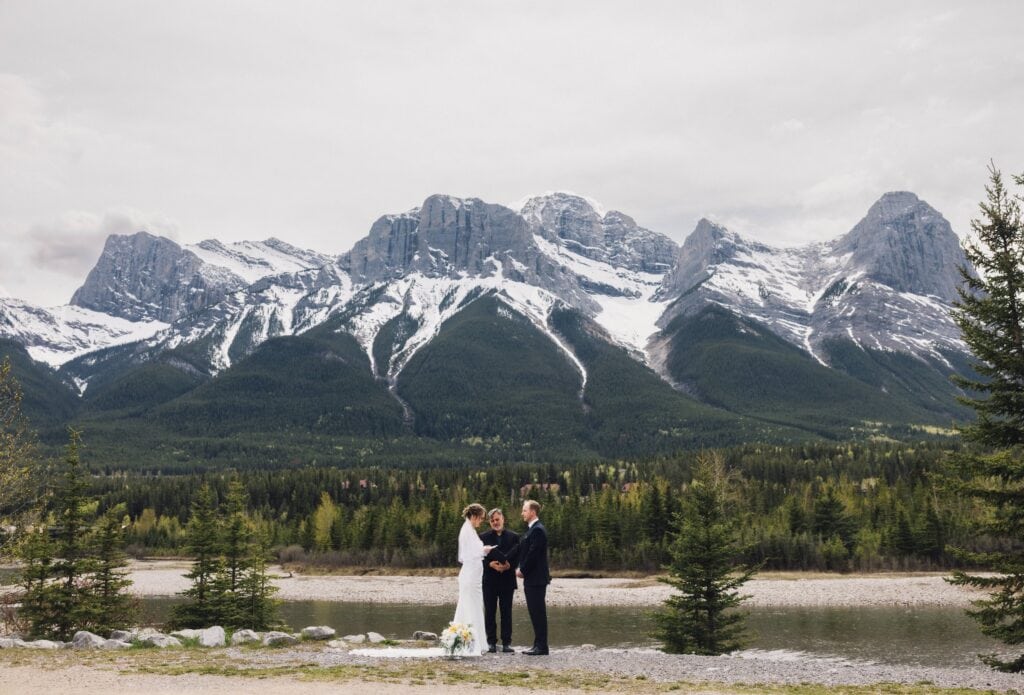 couple eloping in banff national park 