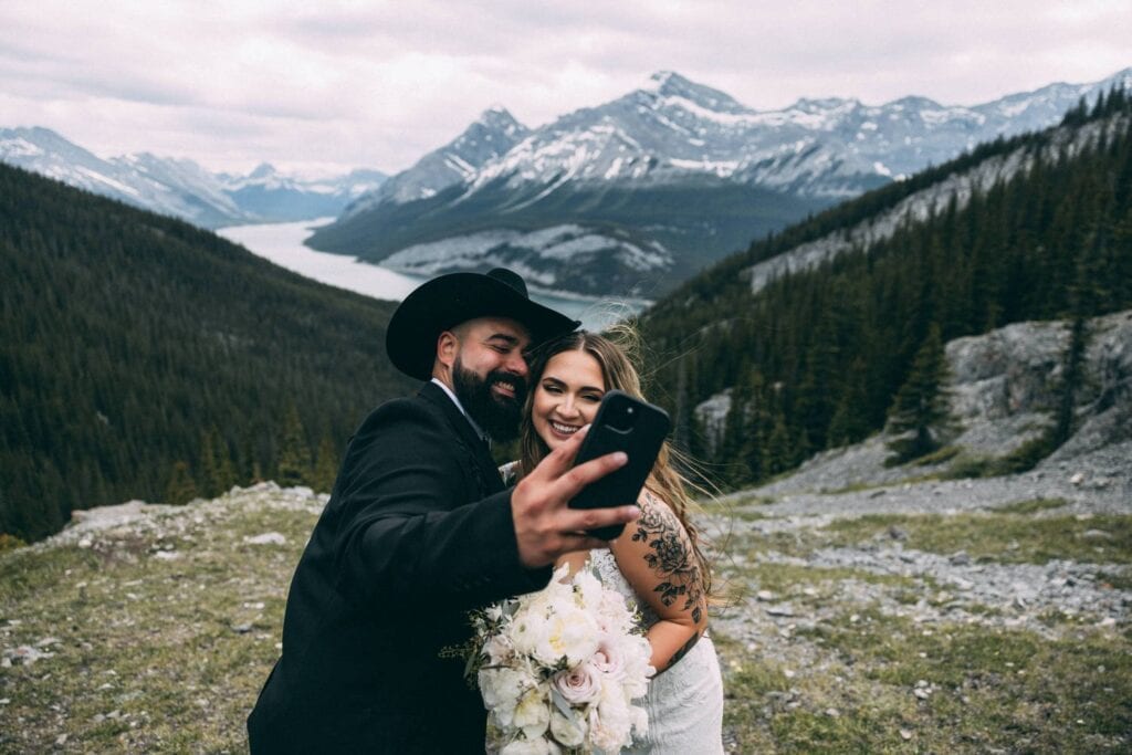 couple facetiming family in the kananaskis