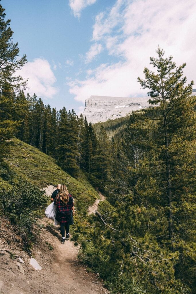 couple hiking in the kananaskis