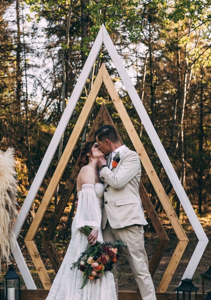 couple eloping at elk island retreat ceremony decor