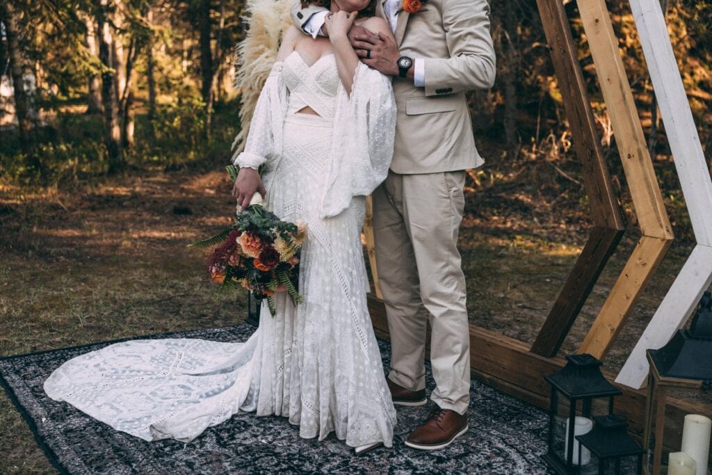 couple eloping at elk island retreat ceremony 