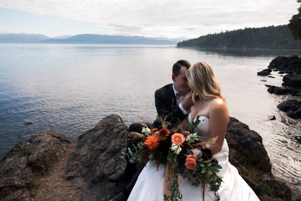 couple kissing in vancouver island
