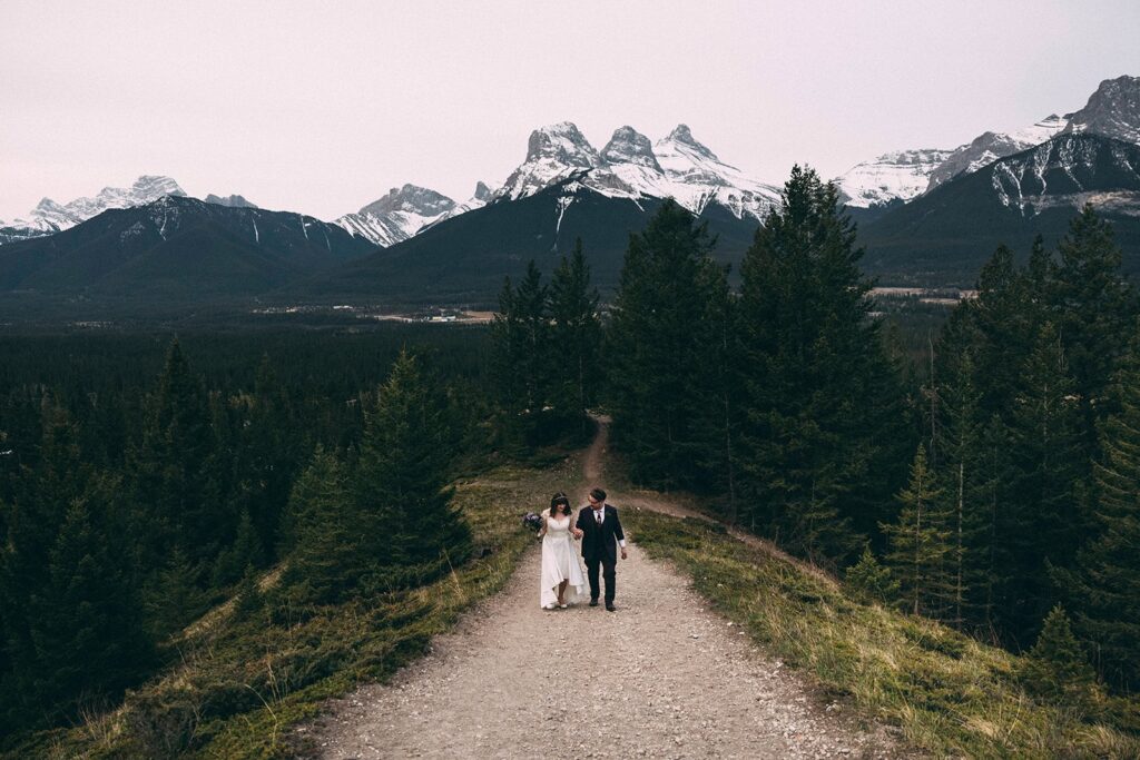 Canmore alberta elopement wedding / 12 places to elope in alberta