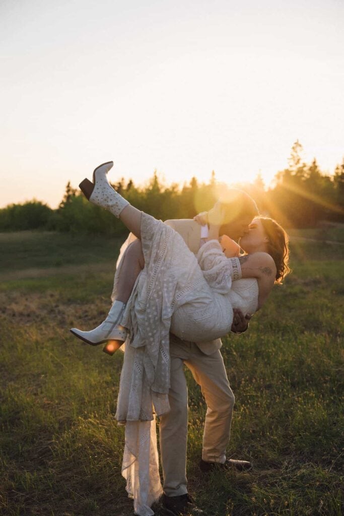 elk island retreat elopement wedding / 12 places to elope in alberta